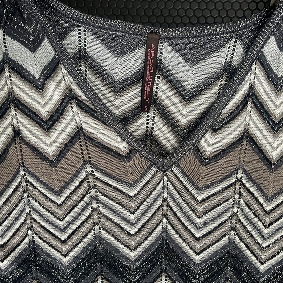 Metallic gray zigzag top/tunic - Picture 3 of 6